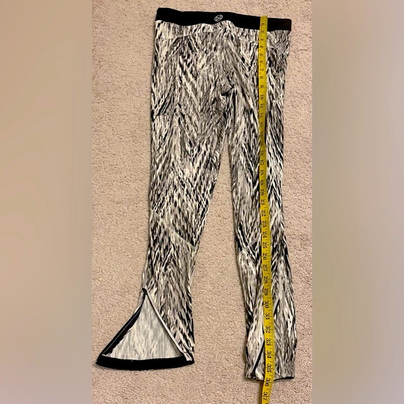 Move By Ardene Gray, white, black Leggings Size M - Picture 3 of 3